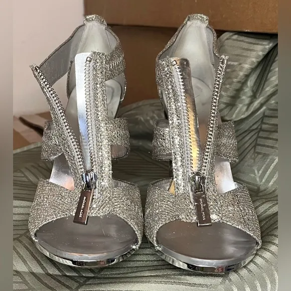 Michael Kors (VGUC) Glitter Metallic Silver Berkley T-Strap size 7M sandal
