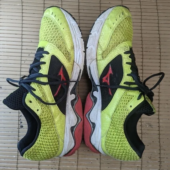 Mizuno Wave Inspire 9 Mens Running Shoes Size 12  Yellow Athletic Sneakers