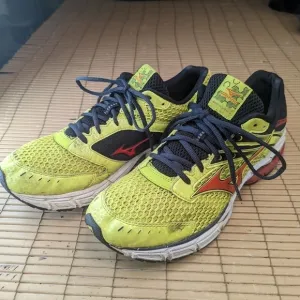 Mizuno Wave Inspire 9 Mens Running Shoes Size 12  Yellow Athletic Sneakers
