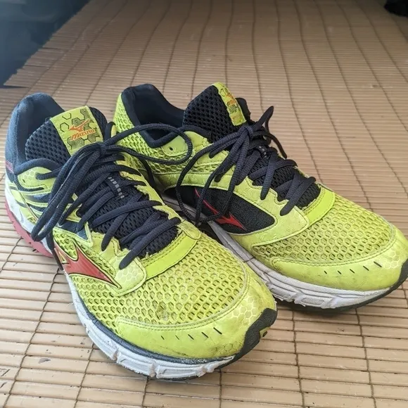 Mizuno Wave Inspire 9 Mens Running Shoes Size 12  Yellow Athletic Sneakers