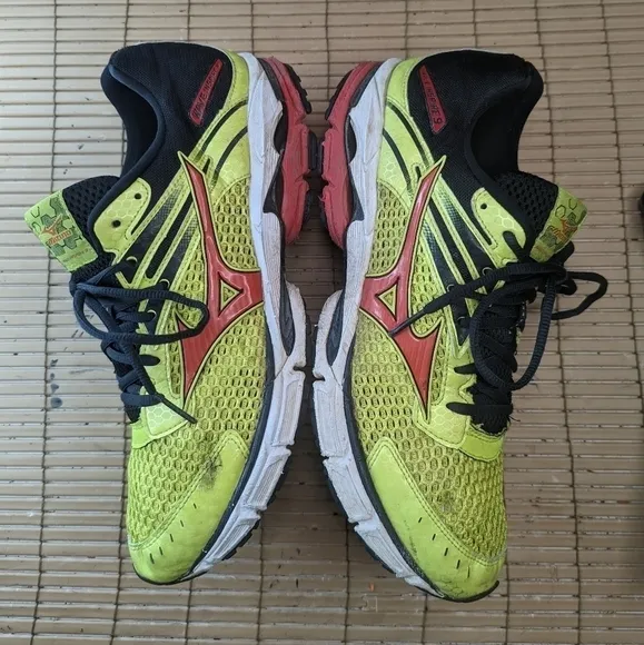 Mizuno Wave Inspire 9 Mens Running Shoes Size 12  Yellow Athletic Sneakers