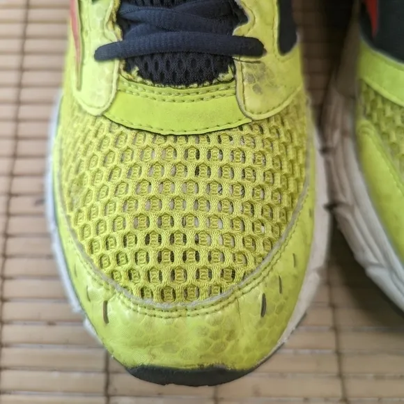 Mizuno Wave Inspire 9 Mens Running Shoes Size 12  Yellow Athletic Sneakers