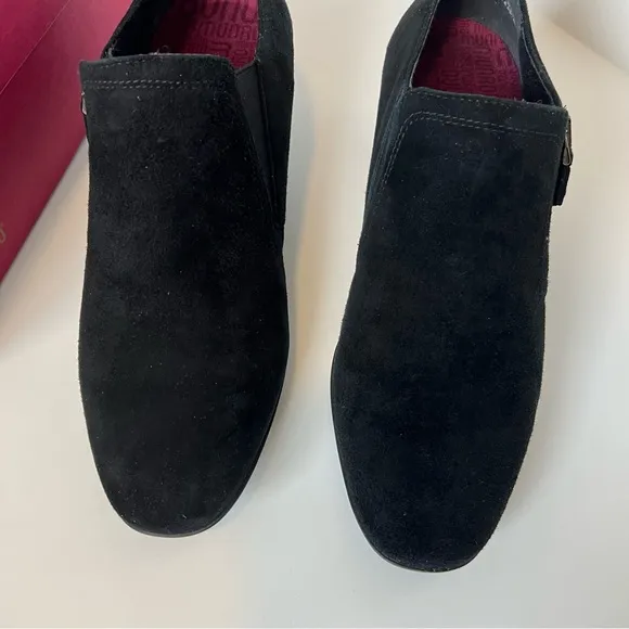 Munro Annee black suede heeled booties Low heel boots Comfort boots Size 8WW