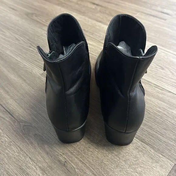 Munro Black Leather Ankle Boots Size 9