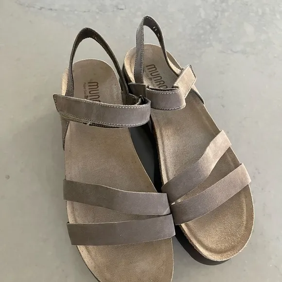 Munro Women's Tan Sandals size 11- new