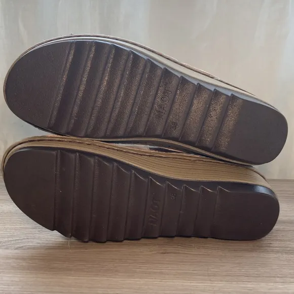 Naot verbena cutout leather sandal tan caramel 38/7,5