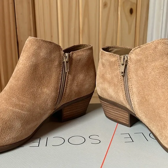 NEVER WORN G.H Bass Suede Ankle Boots Size 7 1/2