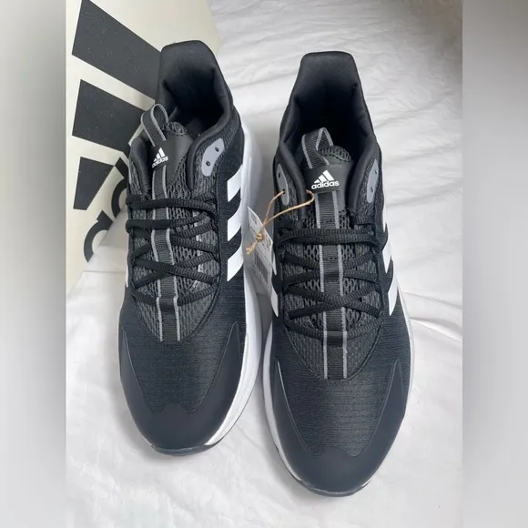 New Adidas size 10.5 Men’s Alpha Edge athletic running shoes 1F7292