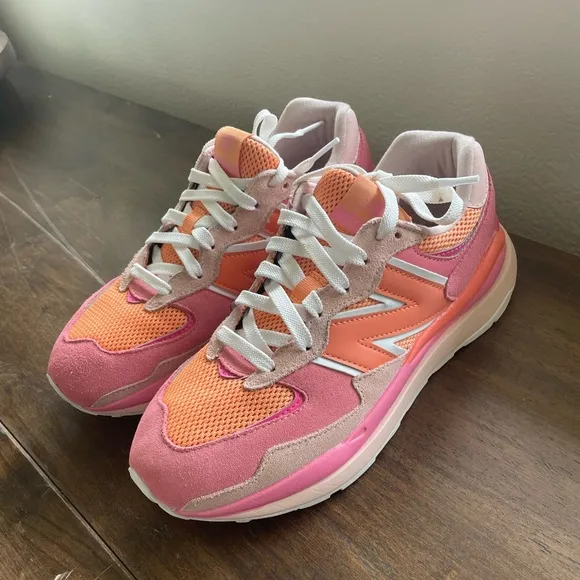 New Balance 57/40 Valentine's Day Limited Edition Sneakers Size 8.5 Womens Pink
