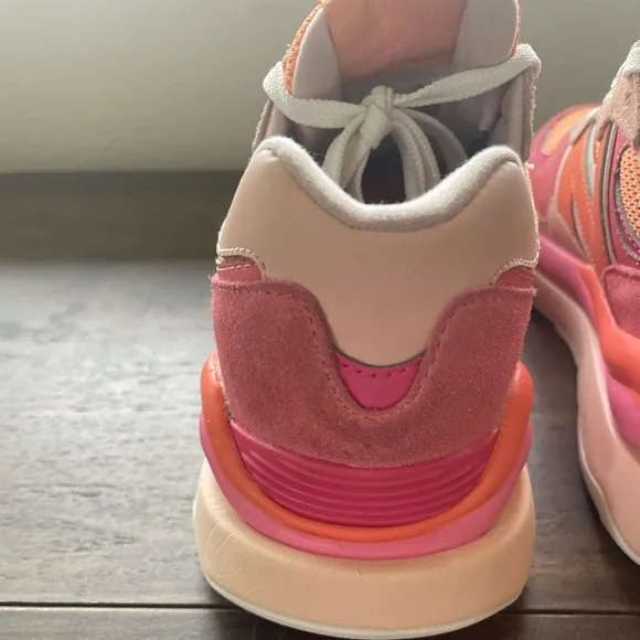 New Balance 57/40 Valentine's Day Limited Edition Sneakers Size 8.5 Womens Pink