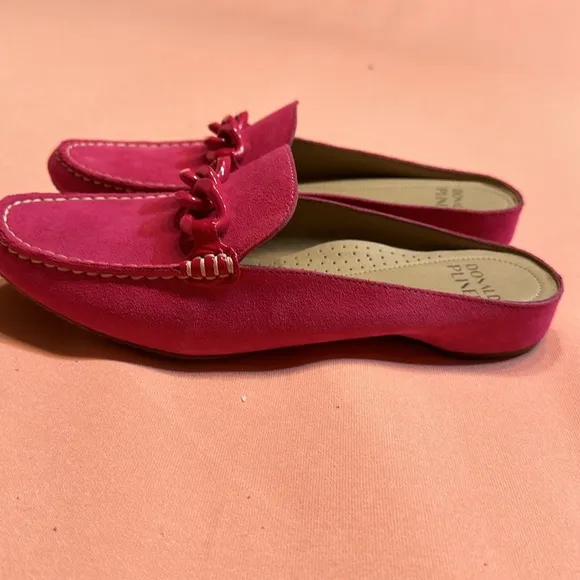 New Donald Pliner Suede Shoes. Magenta. Size 9.
