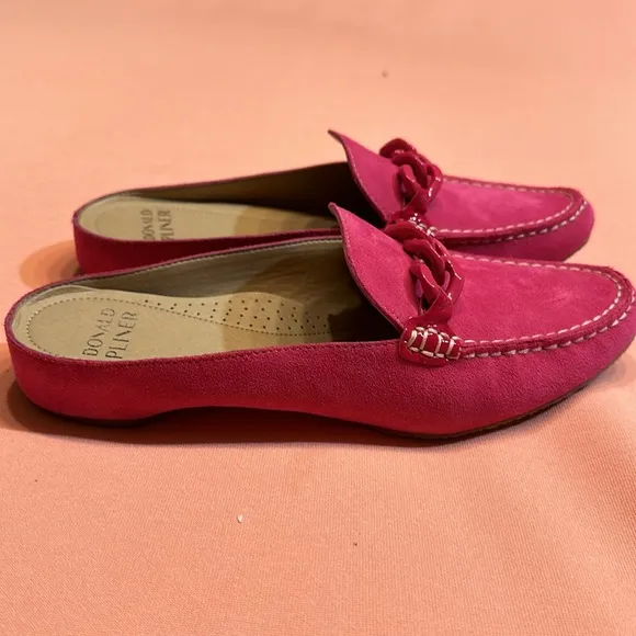 New Donald Pliner Suede Shoes. Magenta. Size 9.