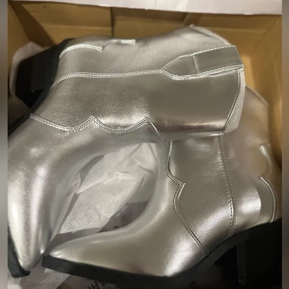New in Box Bamboo Silver Metallic Cowgirl Ankle Boots!
