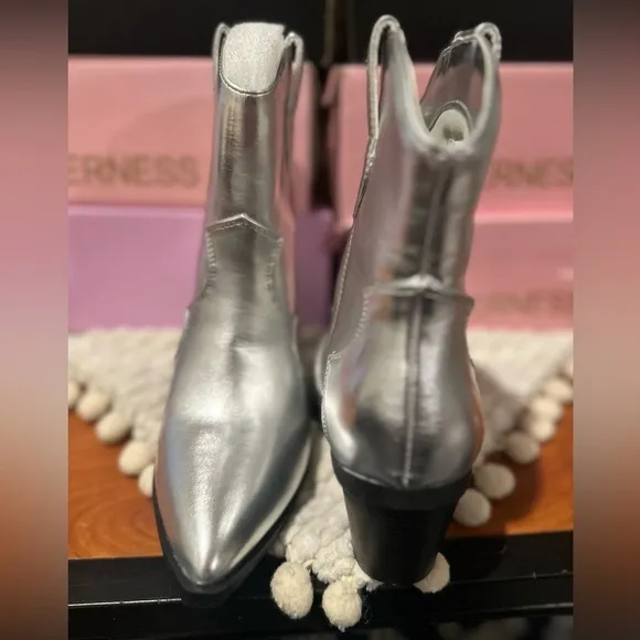 New in Box Bamboo Silver Metallic Cowgirl Ankle Boots!
