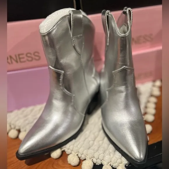 New in Box Bamboo Silver Metallic Cowgirl Ankle Boots!