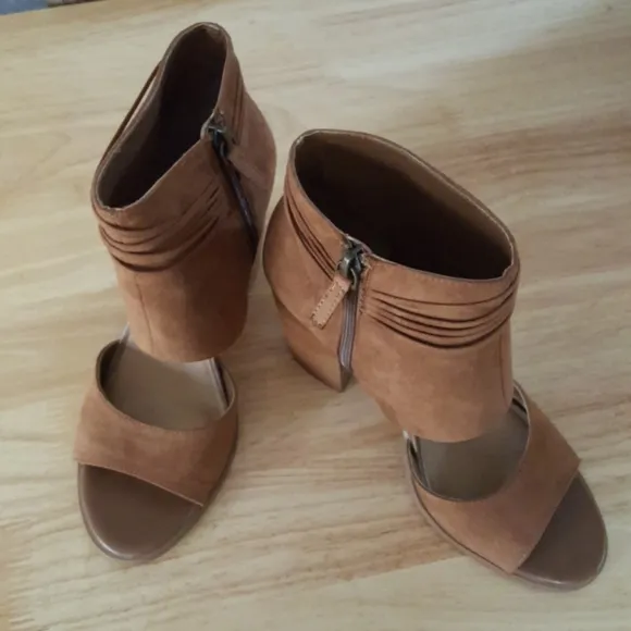 NEW IN BOX.  Crown Vintage shoes