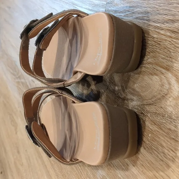 New In Box!!!  🟤 Dansko Women's Tan Sandals size 38 (US 8)👡🟤