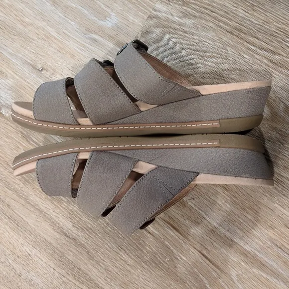 New In Box!!!  🟤 Dansko Women's Tan Sandals size 38 (US 8)👡🟤