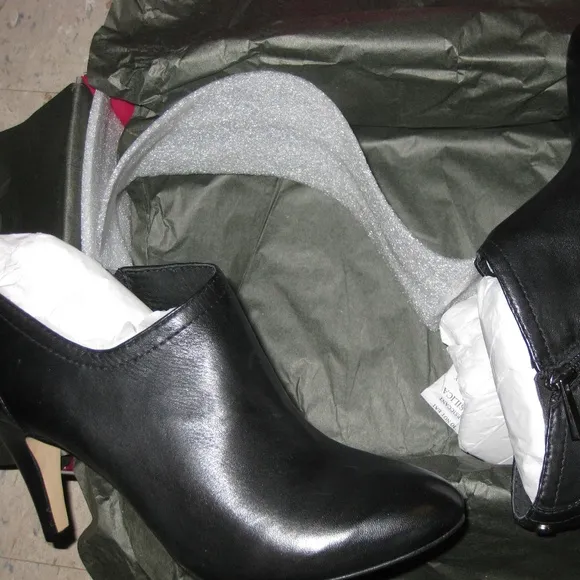 NEW- IN BX 9W, 8.5W- 9M 9W Vince Camuto LEATHER ANKLE BOOTS Womens