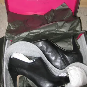 NEW- IN BX 9W, 8.5W- 9M 9W Vince Camuto LEATHER ANKLE BOOTS Womens