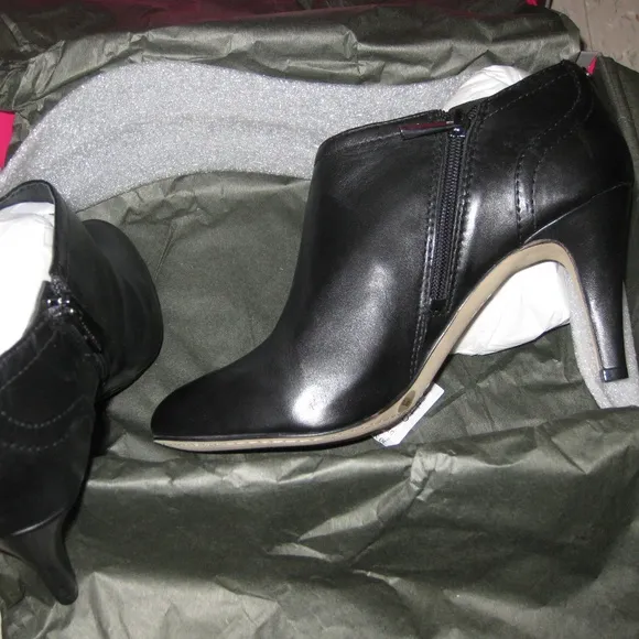 NEW- IN BX 9W, 8.5W- 9M 9W Vince Camuto LEATHER ANKLE BOOTS Womens