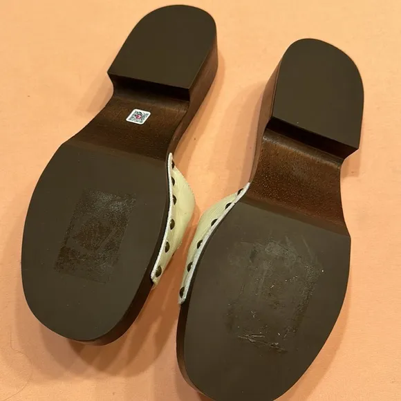 New Larroude clog mule shoes. Size 8. Dust bag included.