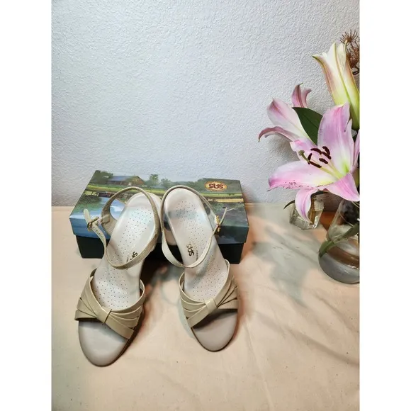 NEW SAS Sandals Ankle Strap Comfort Heels Beige Leather Size 8.5M