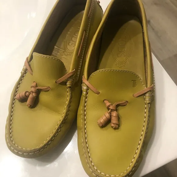 NEW Todd’s Yellow mustard with an undertone of green Todd driving shoes  7.5