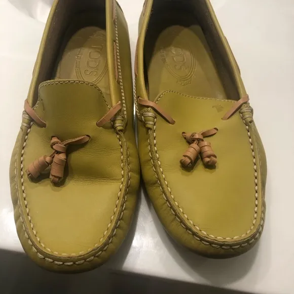 NEW Todd’s Yellow mustard with an undertone of green Todd driving shoes  7.5