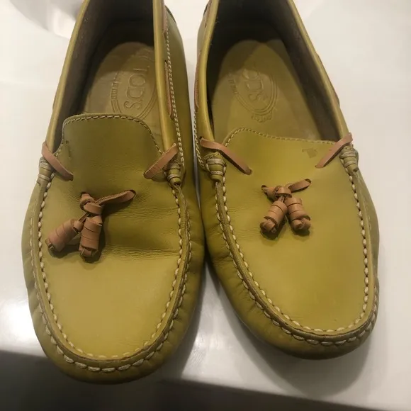 NEW Todd’s Yellow mustard with an undertone of green Todd driving shoes  7.5
