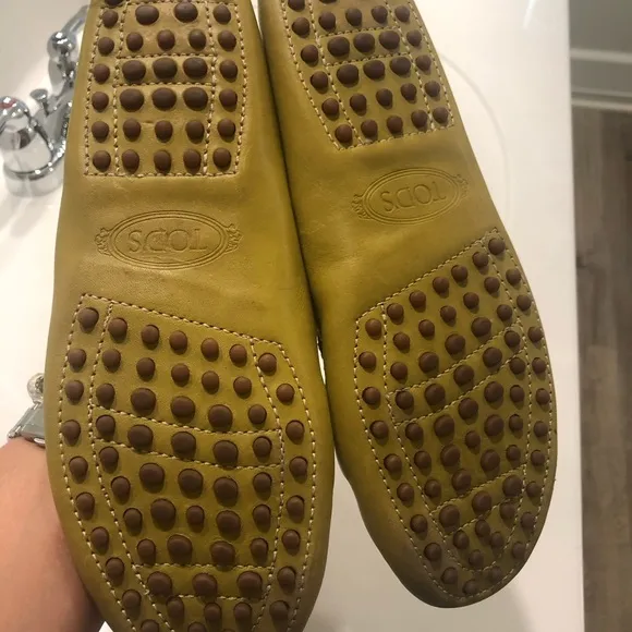 NEW Todd’s Yellow mustard with an undertone of green Todd driving shoes  7.5