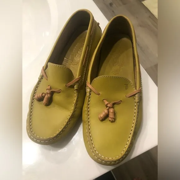 NEW Todd’s Yellow mustard with an undertone of green Todd driving shoes  7.5