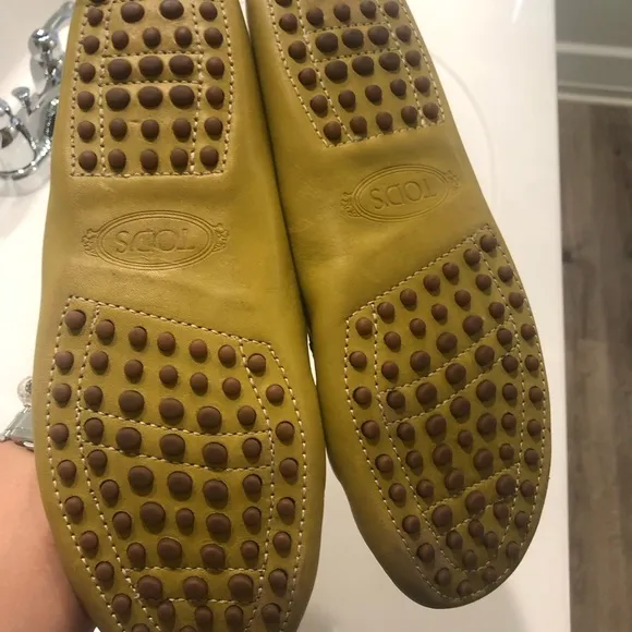 NEW Todd’s Yellow mustard with an undertone of green Todd driving shoes  7.5