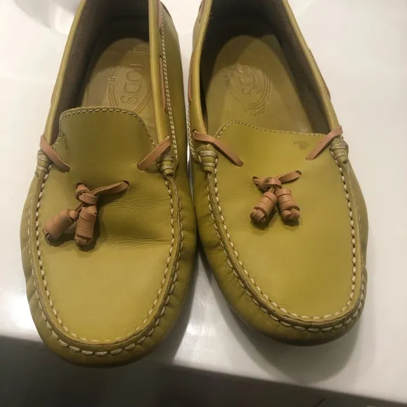 NEW Todd’s Yellow mustard with an undertone of green Todd driving shoes  7.5