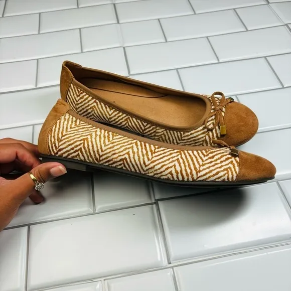 New VIONIC Minna Herringbone Brown Cream Cow Hair Suede Bow Ballet Flats 9