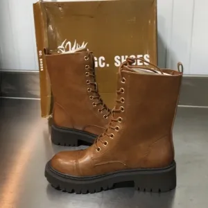 New WB Woman’s Macys Brand GC. Shoes MCKay Leather Combat Boots