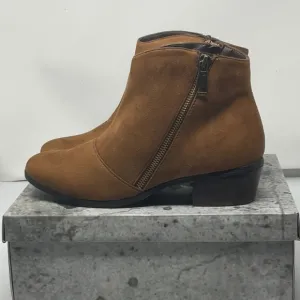 NIB Hot Kiss Beatrice camel colored ankle boots , size 9