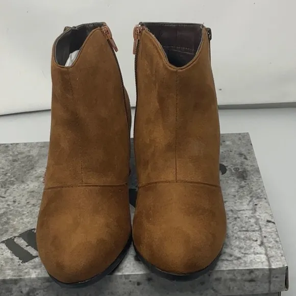 NIB Hot Kiss Beatrice camel colored ankle boots , size 9