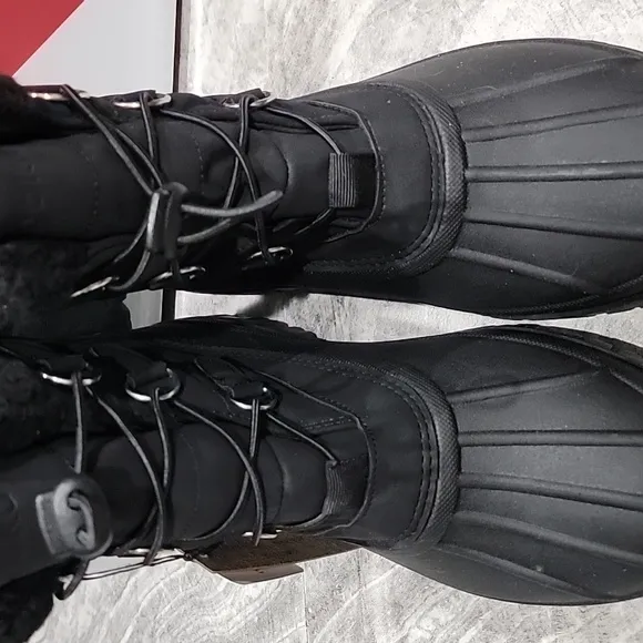 NIB  LADIES CHOOKA COLD WEATHER SNOW BOOTS