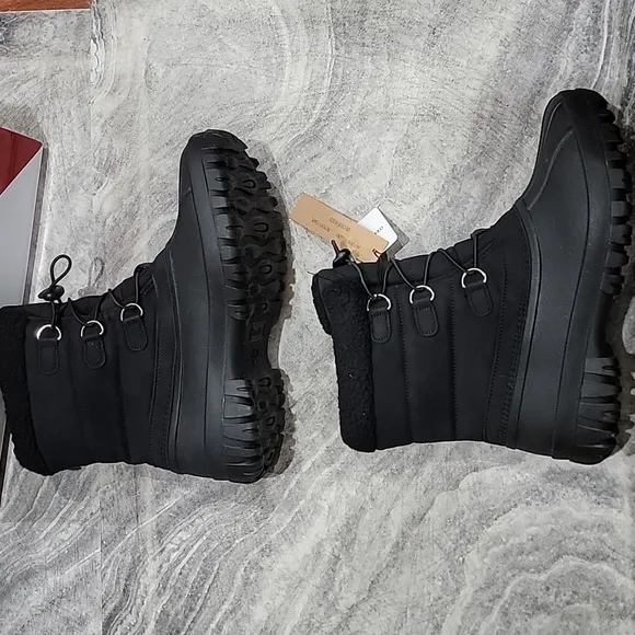 NIB  LADIES CHOOKA COLD WEATHER SNOW BOOTS