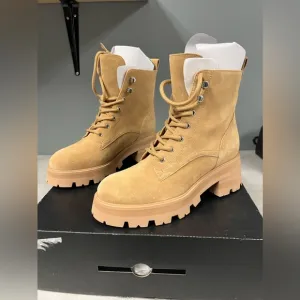 NIB- Marc Fisher Mllucien leather lug sole boots