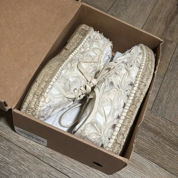 NIB Sundance Lace Petals Sneaker