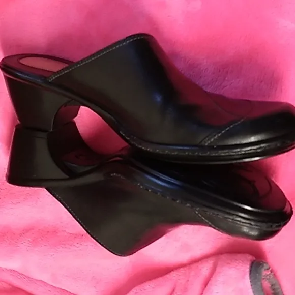 NIB Women's Clarks black leather mule size 8