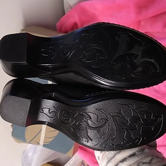 NIB Women's Clarks black leather mule size 8