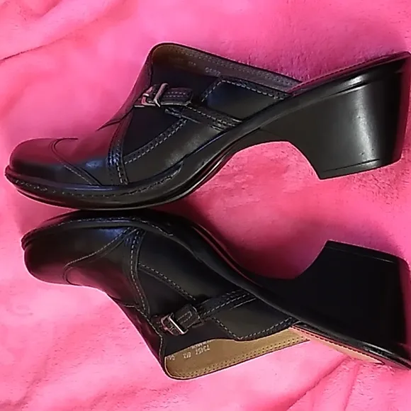 NIB Women's Clarks black leather mule size 8