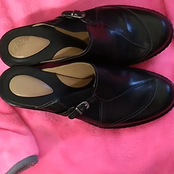 NIB Women's Clarks black leather mule size 8