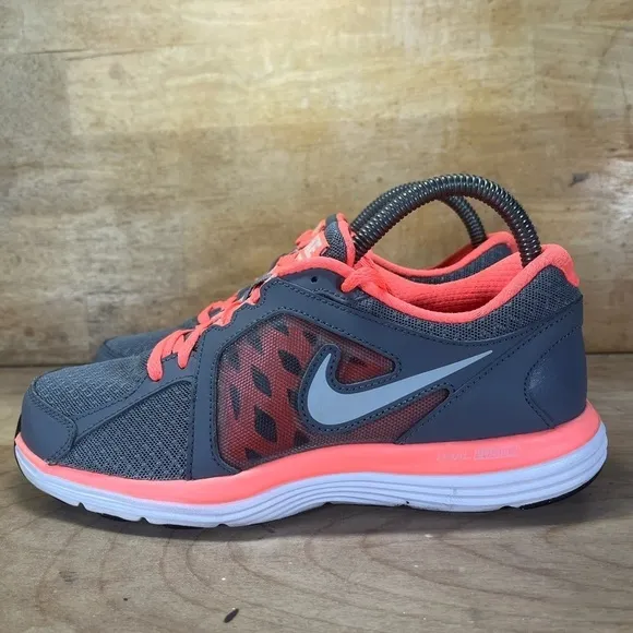 Nike Dual Fusion Womens Size 7 Running Shoes Sneakers Gray Coral 657498-001