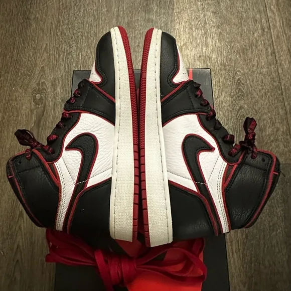 Nike Jordan 1 Retro HI “Bloodline”