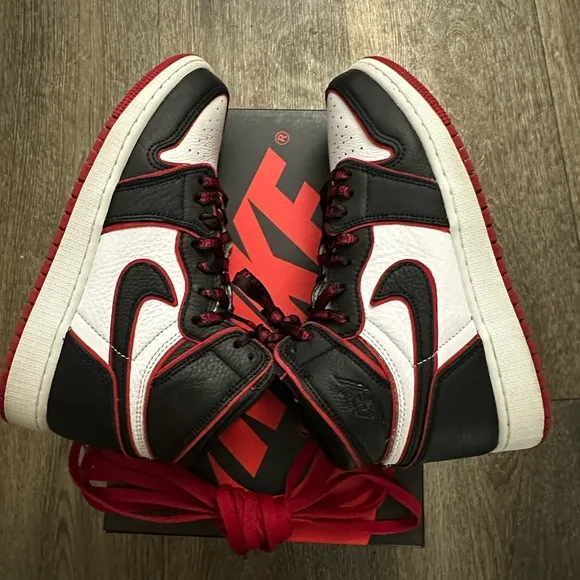 Nike Jordan 1 Retro HI “Bloodline”