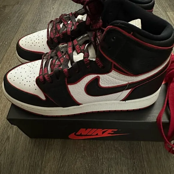 Nike Jordan 1 Retro HI “Bloodline”